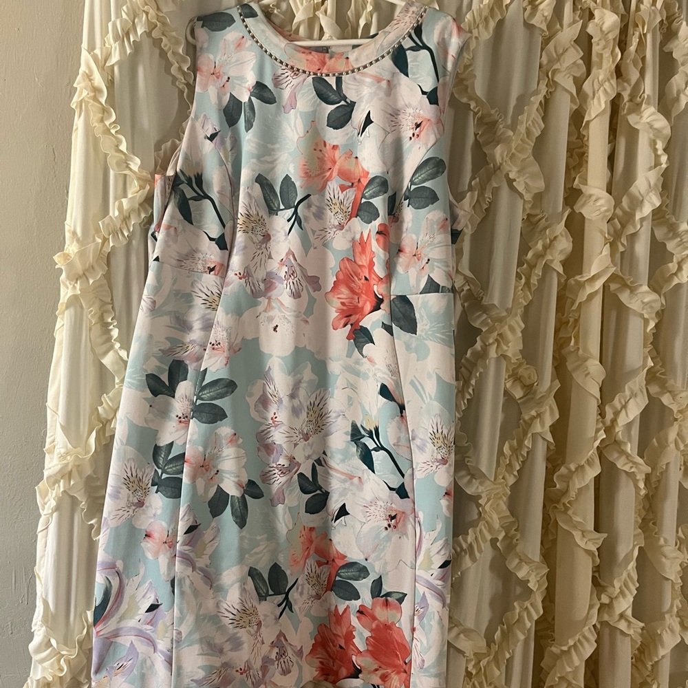 Plus size floral print with pearl beadings on collar.